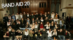 Escucha la canción de Band Aid 20 Do They Know It's Christmas? gratis de lista de reproducción de Canciones navideñas en línea.
