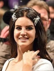 Escucha la canción de Lana Del Rey Young And Beautiful gratis de lista de reproducción de Música para conducir en el coche en línea.
