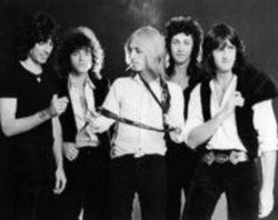 Escucha la canción de Tom Petty Free falling gratis de lista de reproducción de Las mejores baladas de rock de los 70 y 80 en línea.