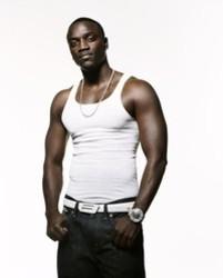 Escucha la canción de Akon Lonely gratis de lista de reproducción de Canciones navideñas en línea.