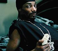 Escucha la canción de Snoop Dogg Drop It Like It's Hot (feat. Pharrell) gratis de lista de reproducción de Las mejores canciones de los 2000 en línea.