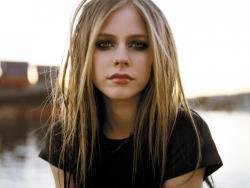 Avril Lavigne Bite Me escucha gratis en línea.