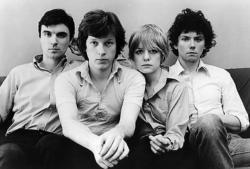 Además de la música de Simian, te recomendamos que escuches canciones de Talking Heads gratis.