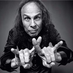 Ronnie James Dio Holy Diver escucha gratis en línea.